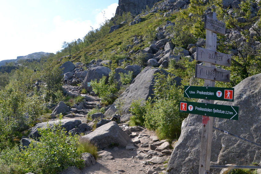 trek na Preikestolen