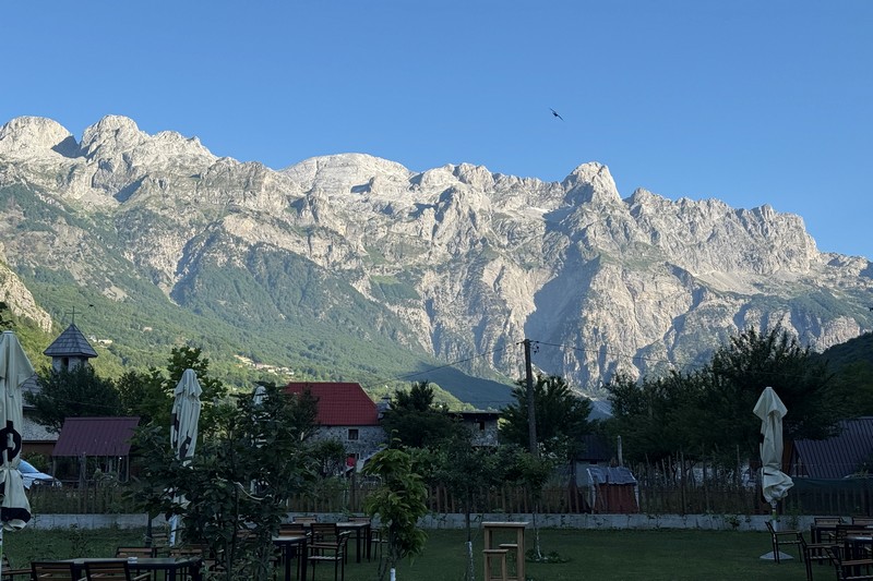 Štíty Prokletije nad vesnicí Theth