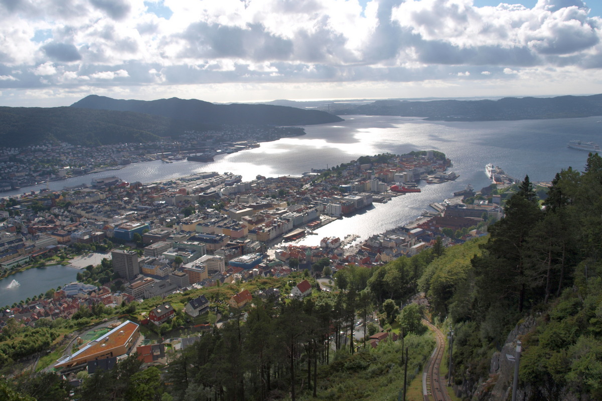 Výhled na Bergen a fjord z hory Fløyen