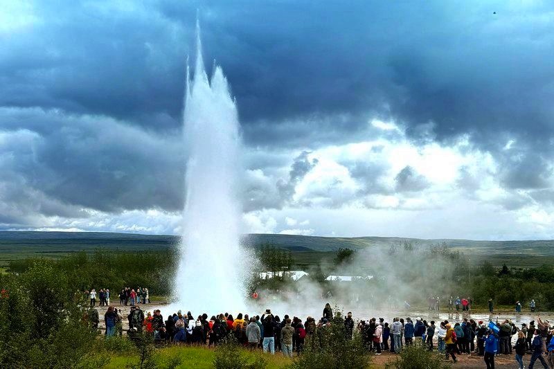 Erupce gejzíru Strokkur v údolí Haukadalur, sloup vody a páry pod dramatickou oblohou — zájezd na Island v malé skupině s dovolenanorsko.cz