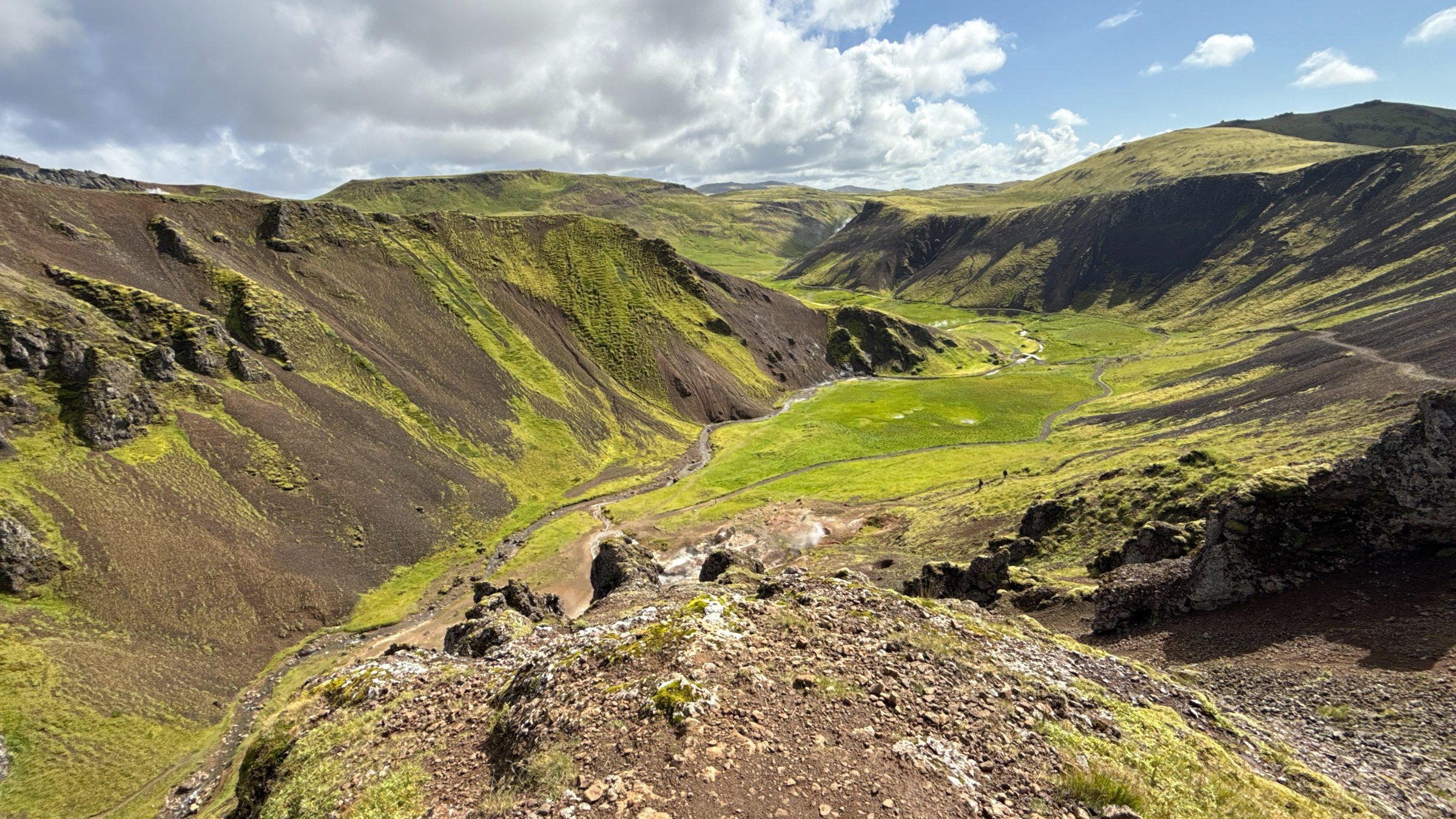 Údolí Reykjadalur s horkými prameny a termální říčkou